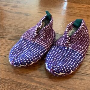 Kids Bombas slippers, size 5-7
